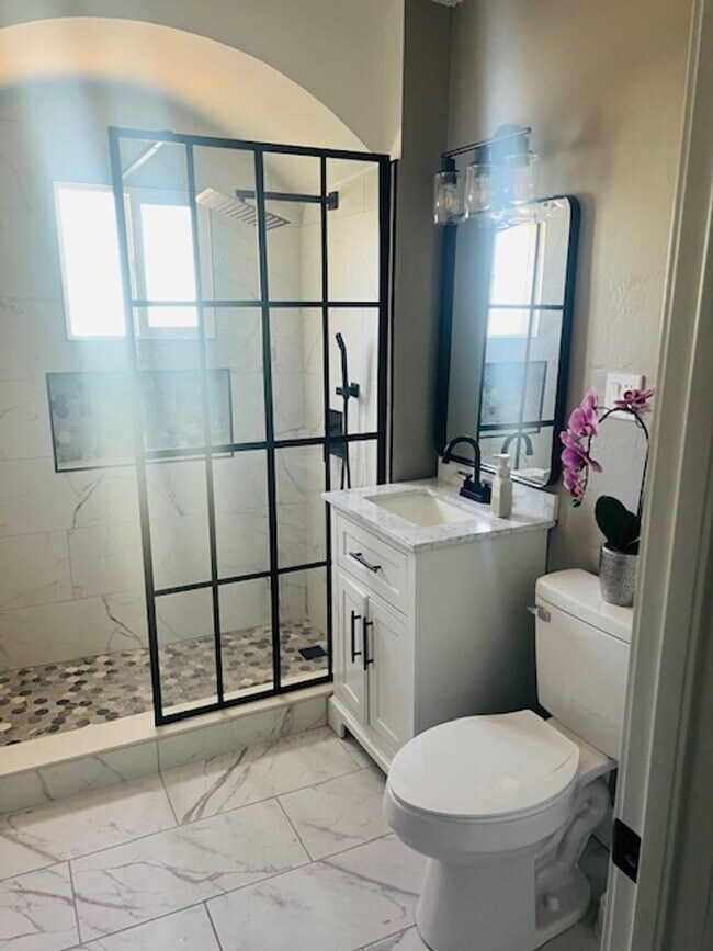 Building Photo - Beautifully remodeled home