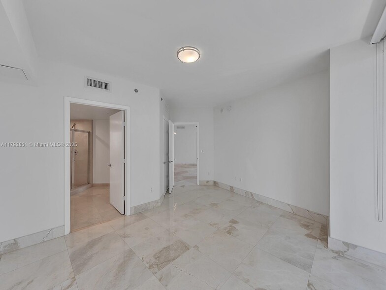 Building Photo - 475 Brickell Ave