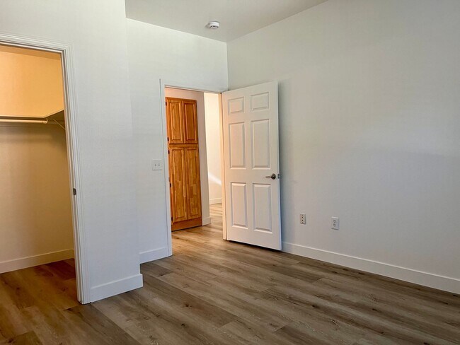 Building Photo - 2 Bedroom 2 Bathroom 1 Car Attached Garage in Roseville