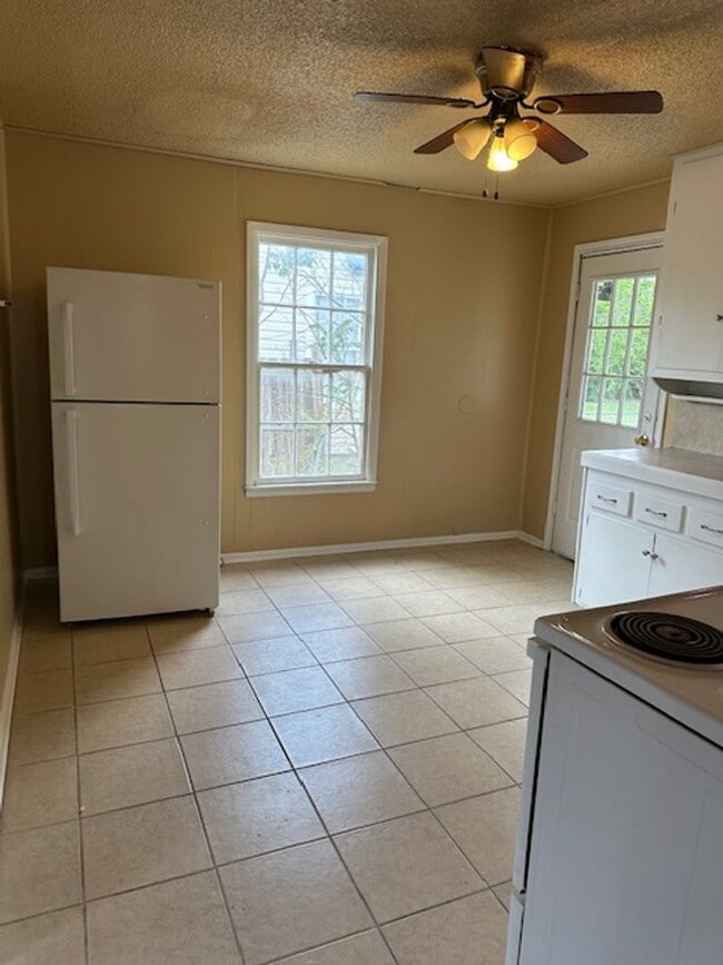Building Photo - 1205 E Avenue G
