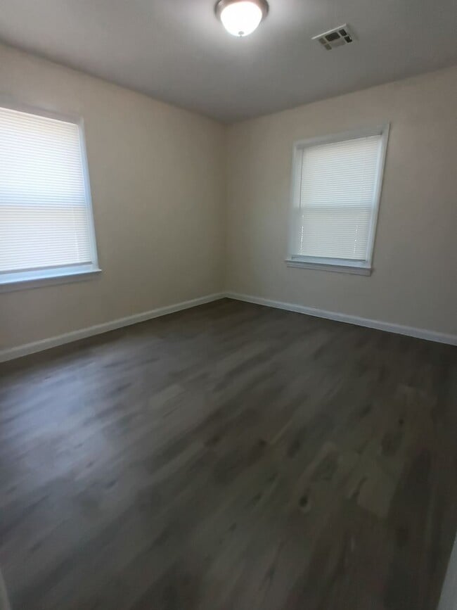 Building Photo - Freshened up ready for new tenants! Section 8 approved
