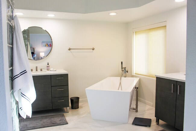 Building Photo - 660 Vista Lago Cir N