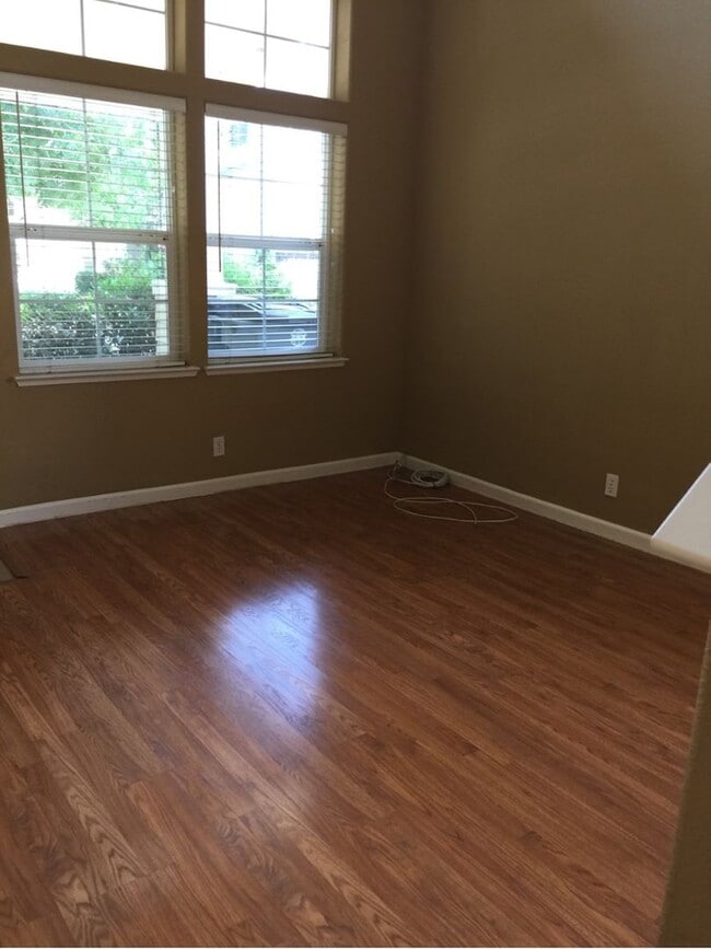 Building Photo - Great 3 Bedroom 2.5 Bath home