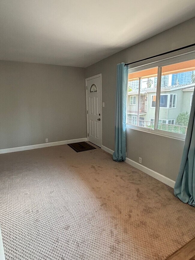 Building Photo - 1 Bedroom available now!