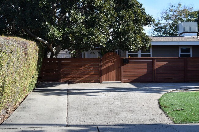 Building Photo - 3BR 2BA San Carlos Home - Vinyl Flooring, ...