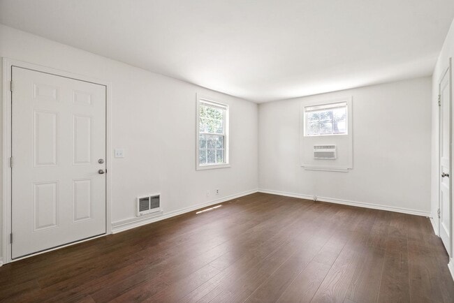 Building Photo - 3 Bedroom Home For Rent Near APSU!