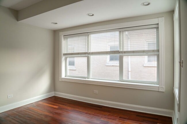 Building Photo - Gorgeous 5 Bedroom / 4 Full Bath Home along Chicago River