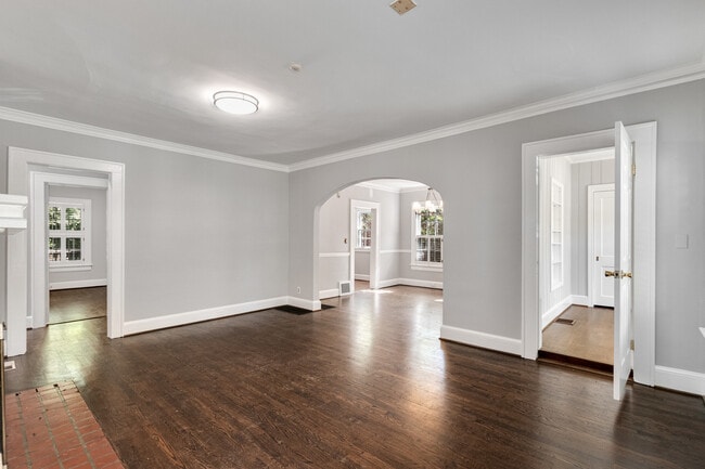 Building Photo - 666 Yorkshire Rd NE