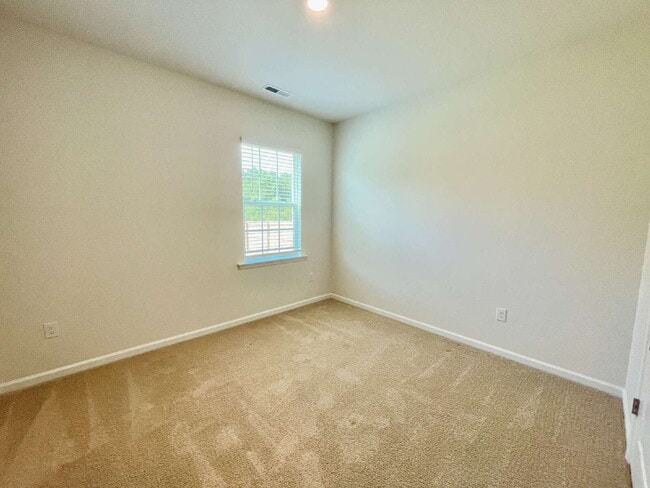Building Photo - Spacious 5-Bedroom Haven With 3 Full Baths...