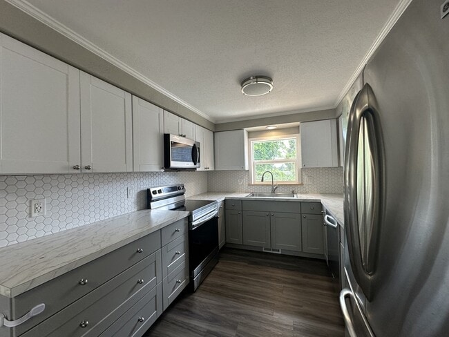 Building Photo - 389 NE Evergreen Ct