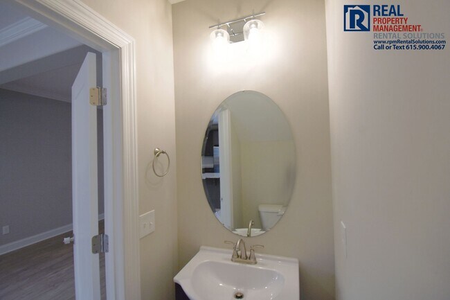 Building Photo - Gorgeous and modern 2 bedroom townhome in the heart of Murfreesboro w/ neighborhood pool, hi-spee...