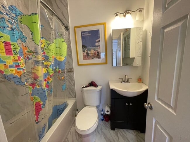 Building Photo - Stylishly Renovated 3 bedroom, 2.5 bath wi...