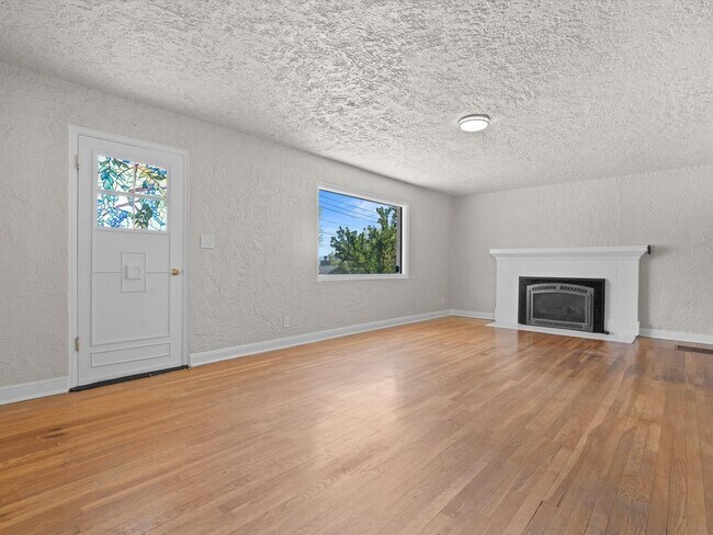 Building Photo - 2 bed, 1 bath with built in office near UNR