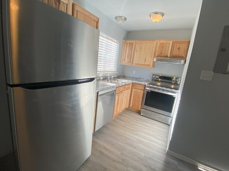 Kitchen - 10621 Starcrest Dr