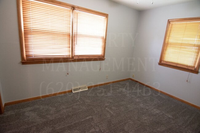 Building Photo - 4 Bedroom 2 Bath