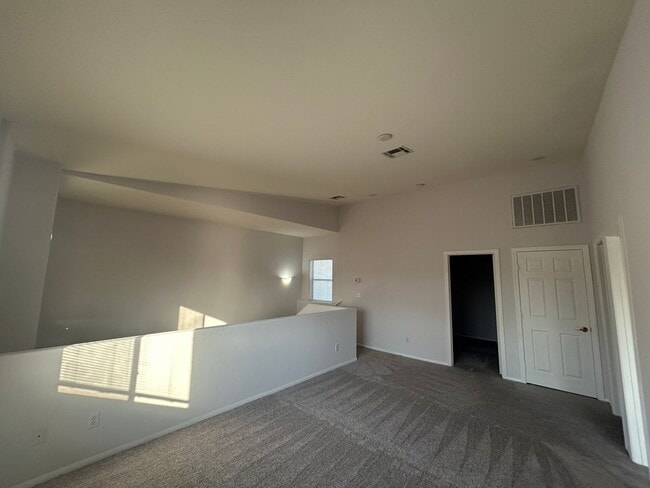 Building Photo - Beautiful Henderson Town Home