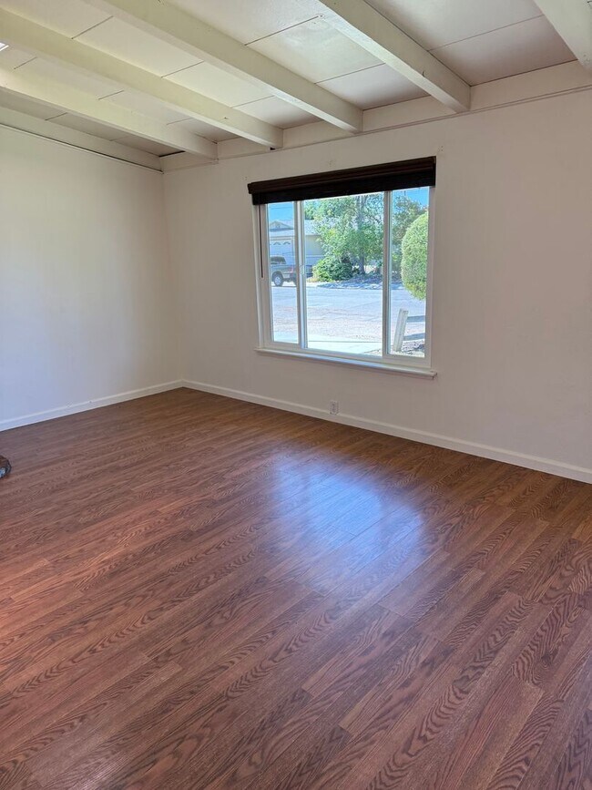 Building Photo - 3 Bed/1 Bath with Large fenced yard in central Paso Robles near Highschool!