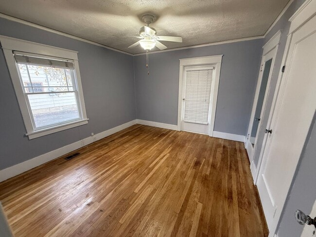 Building Photo - 3 bed/1 bath house