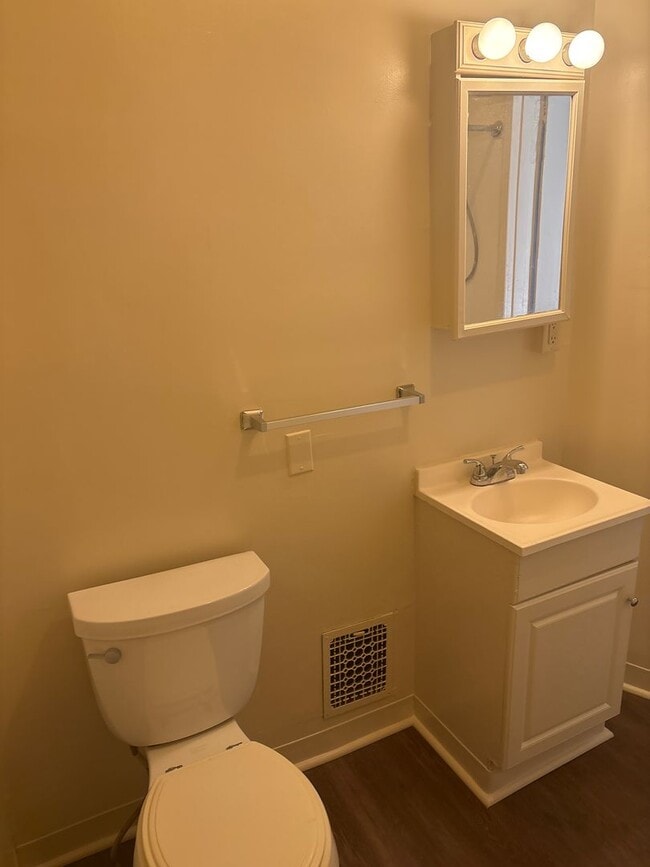 Building Photo - 3 Bedroom 1 Bath 2nd/3rd Floor Apartment-York City SD