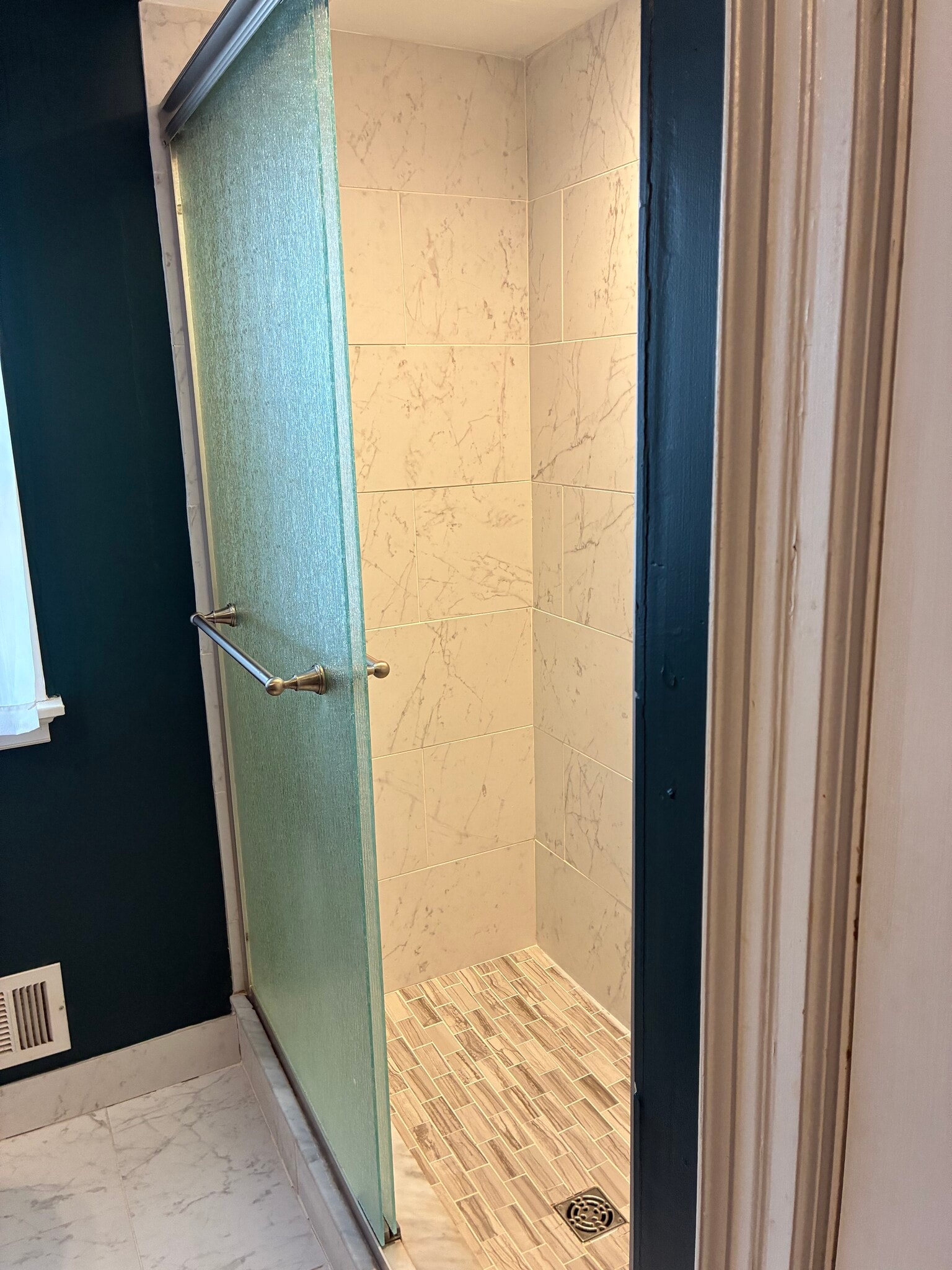Walk-in Shower - 4306 N Stowell Ave