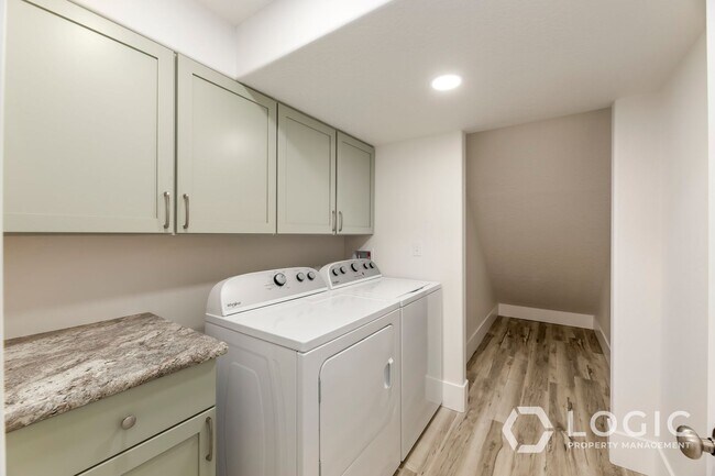 Building Photo - Brand New Basement Apartment With Private ...