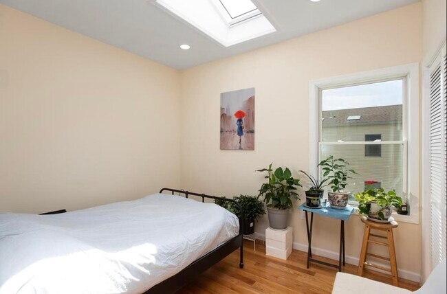 Building Photo - 86 Oak St