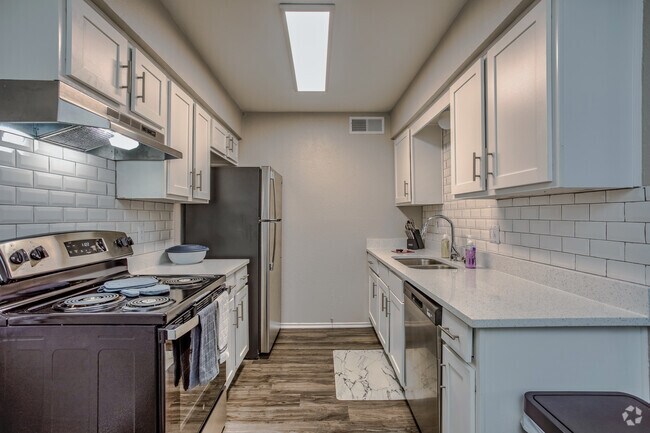 2BR, 1BA - 856 SF - Kitchen - The Ashton on 287