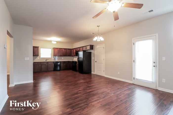 Building Photo - 181 Daisy Cir