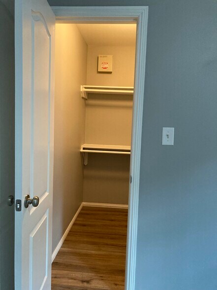 Building Photo - 910 English Ave