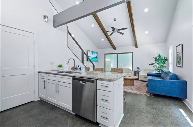 Building Photo - FOR RENT in LAFAYETTE!