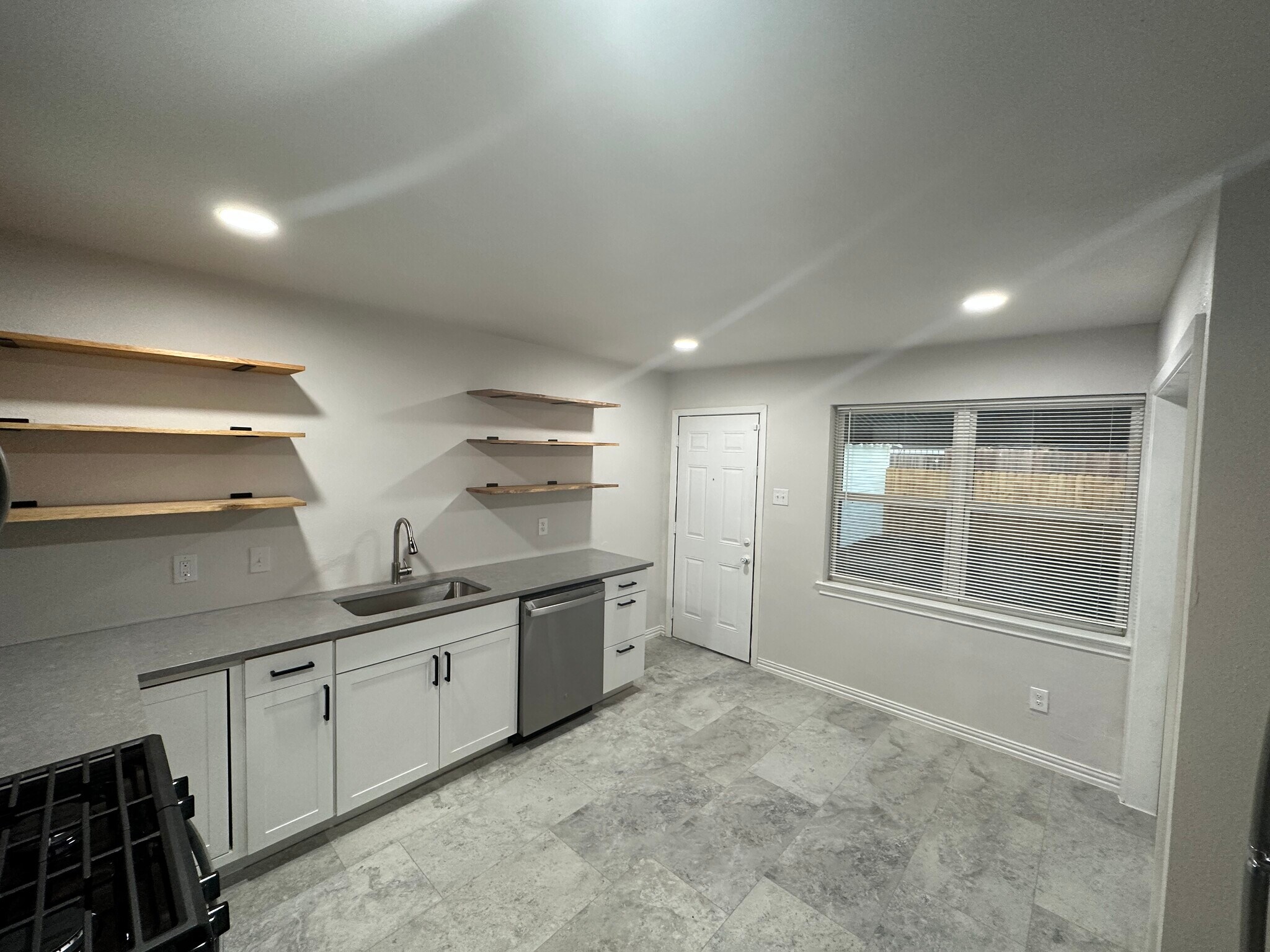 Building Photo - 2322 Meadow Ln