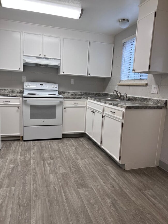 Building Photo - 2 bed/1.5 bath town home with covered parking
