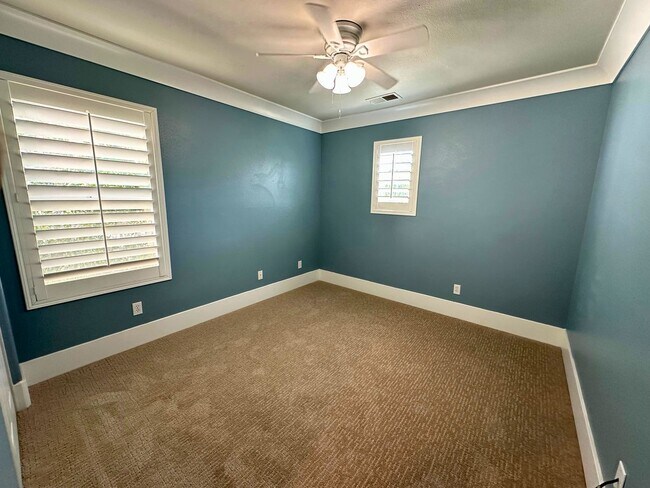 Building Photo - Stunning 4 Bedroom, 2.5 Bath Lawrence Ranch Home With Solar