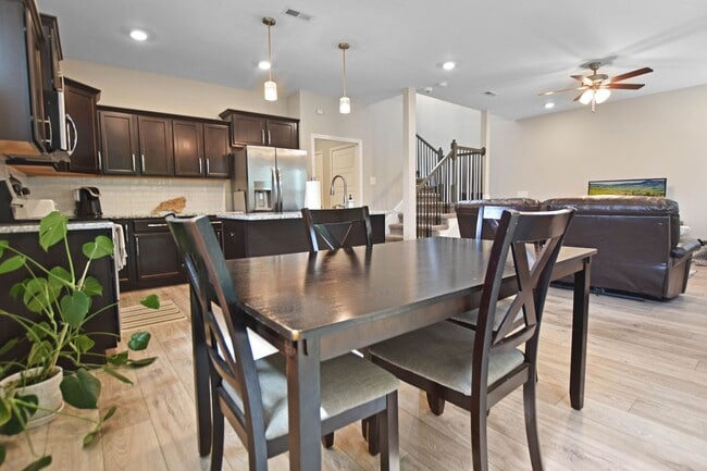 Building Photo - Pet Friendly Three Bedroom!
