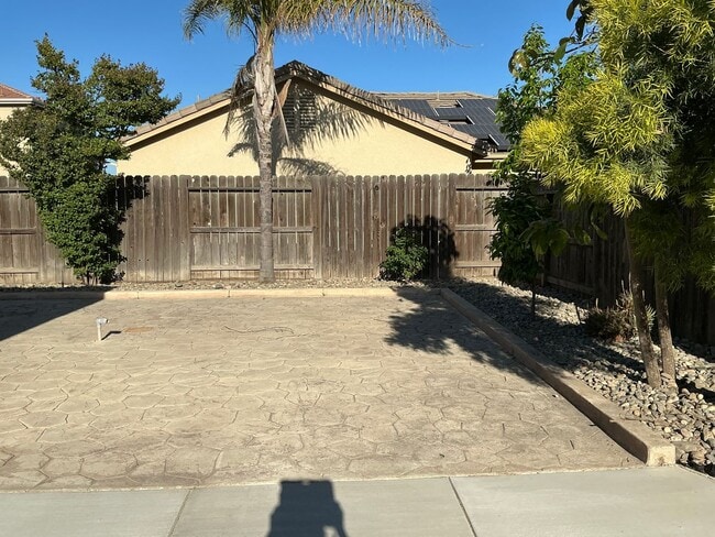 Building Photo - Stunning Manteca Home with 4 Bedrooms, 3 B...