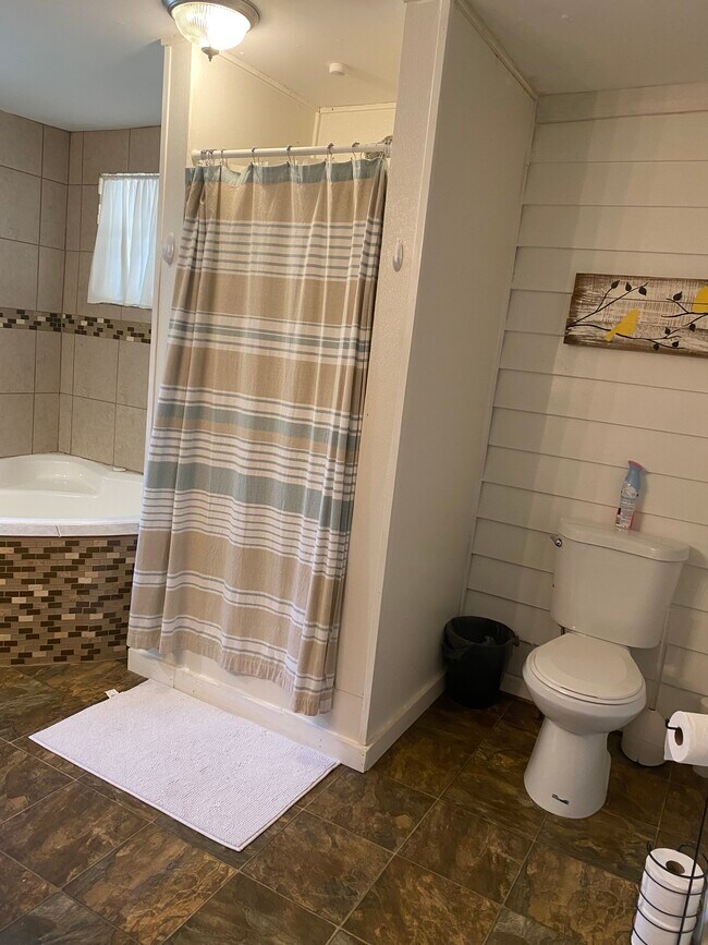 Primary bedroom en-suite - 5628 Clearview Hills Dr