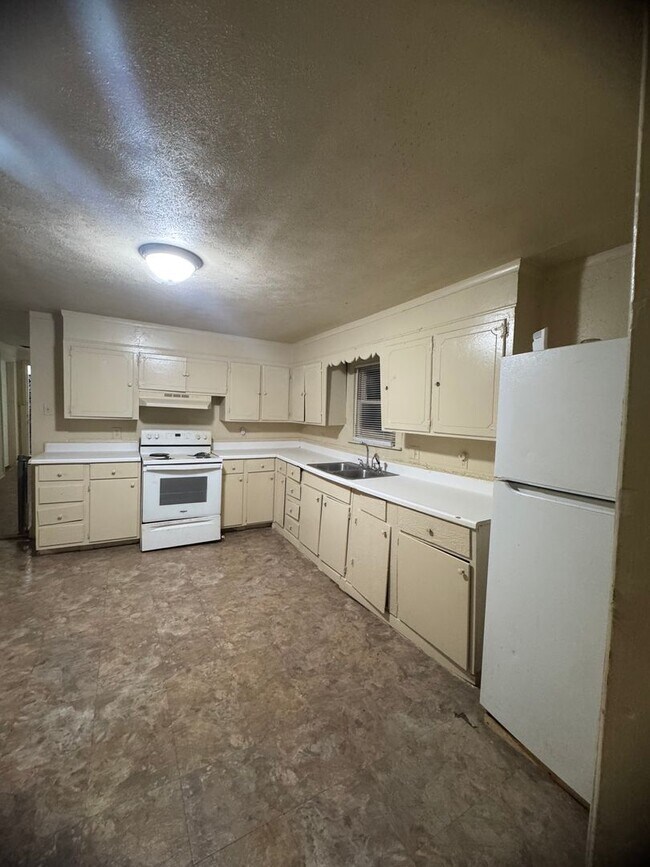 Building Photo - Spacious home in Clyde