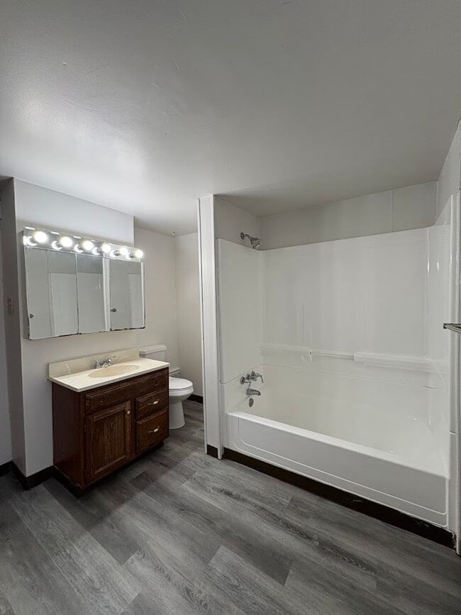 Building Photo - Large 4 bedrooms 2 full bathroom home for rent