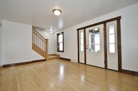 Building Photo - Charming 2-Bedroom Townhouse for Rent in C...