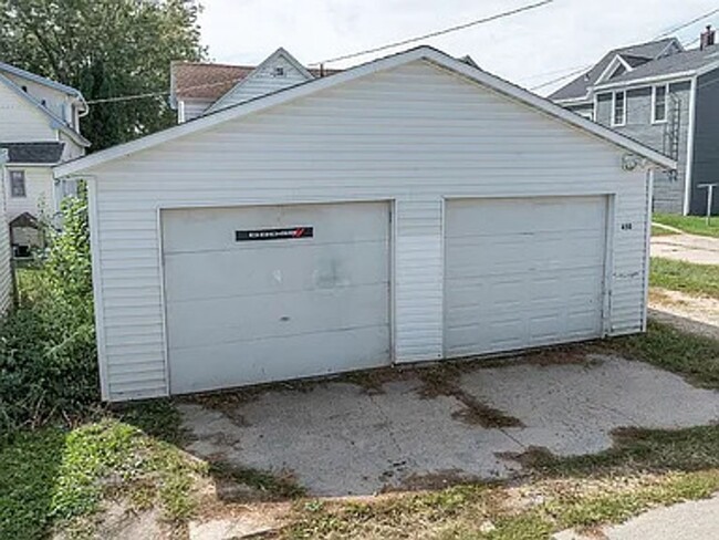 Building Photo - SW 4 bedroom 2 bath with 2 stall garage ne...