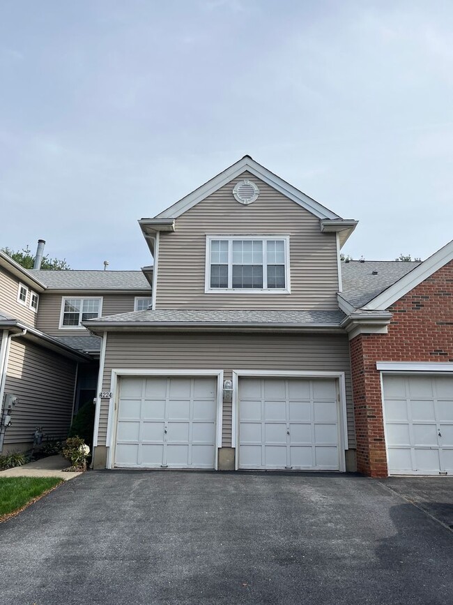 Building Photo - Spacious 3-bedroom, 2.5-bath home in South...
