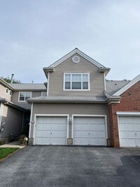 Building Photo - Spacious 3-bedroom, 2.5-bath home in South...