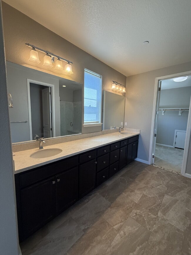 Building Photo - Gorgeous 4 Bed/4 Bath End Unit Condo with ...