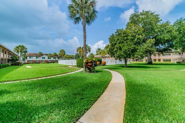 Building Photo - 650 Pinellas Point Dr S