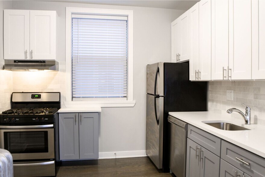 Building Photo - 5061 N Damen Ave