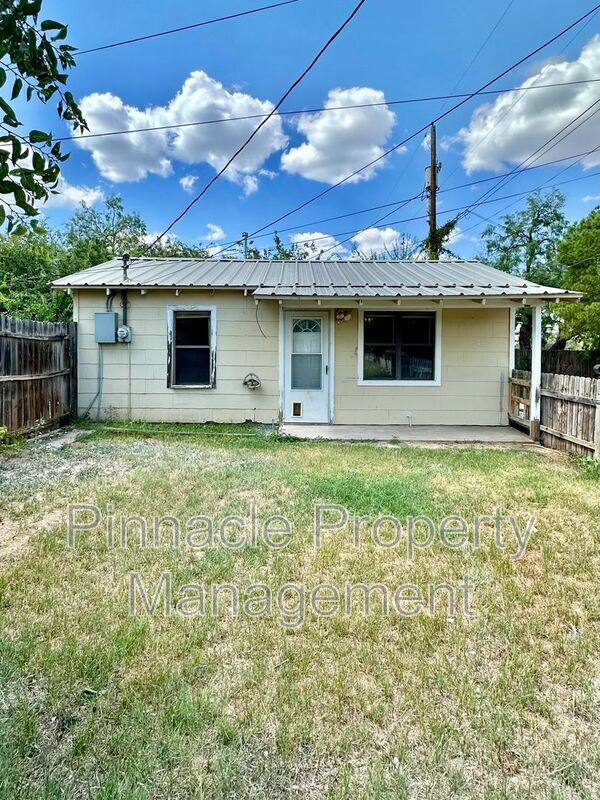 Primary Photo - 1208 1/2 Hassell St
