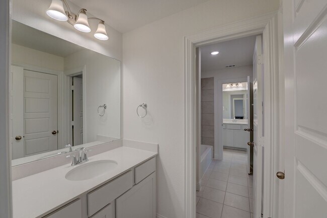 Building Photo - Must See 5 Bed 4.5 Bath in Northlake