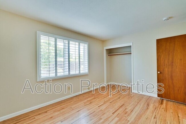 Building Photo - 834 Orange Ave