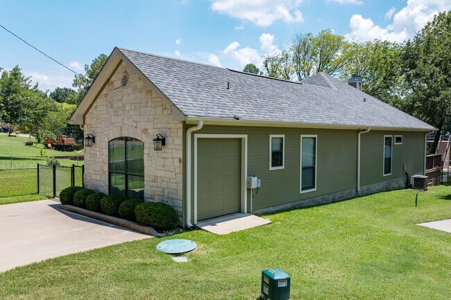 Building Photo - 120 Excalibur Cir