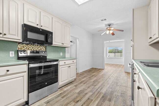 Building Photo - Beautiful & Unique Rental Home Spacious, C...